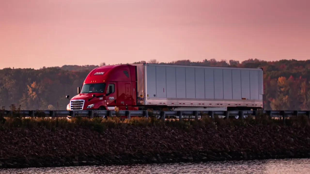 Roehl dry van semi truck on bridge