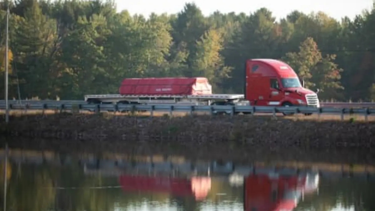 Roehl Flatbed truck on bridge